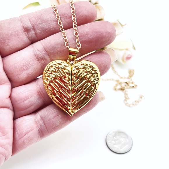 NWT Gold Angel Wings Photo Locket Necklace, 26” + 1 7/8” Ext, Ships in Gift Box - Picture 3 of 9